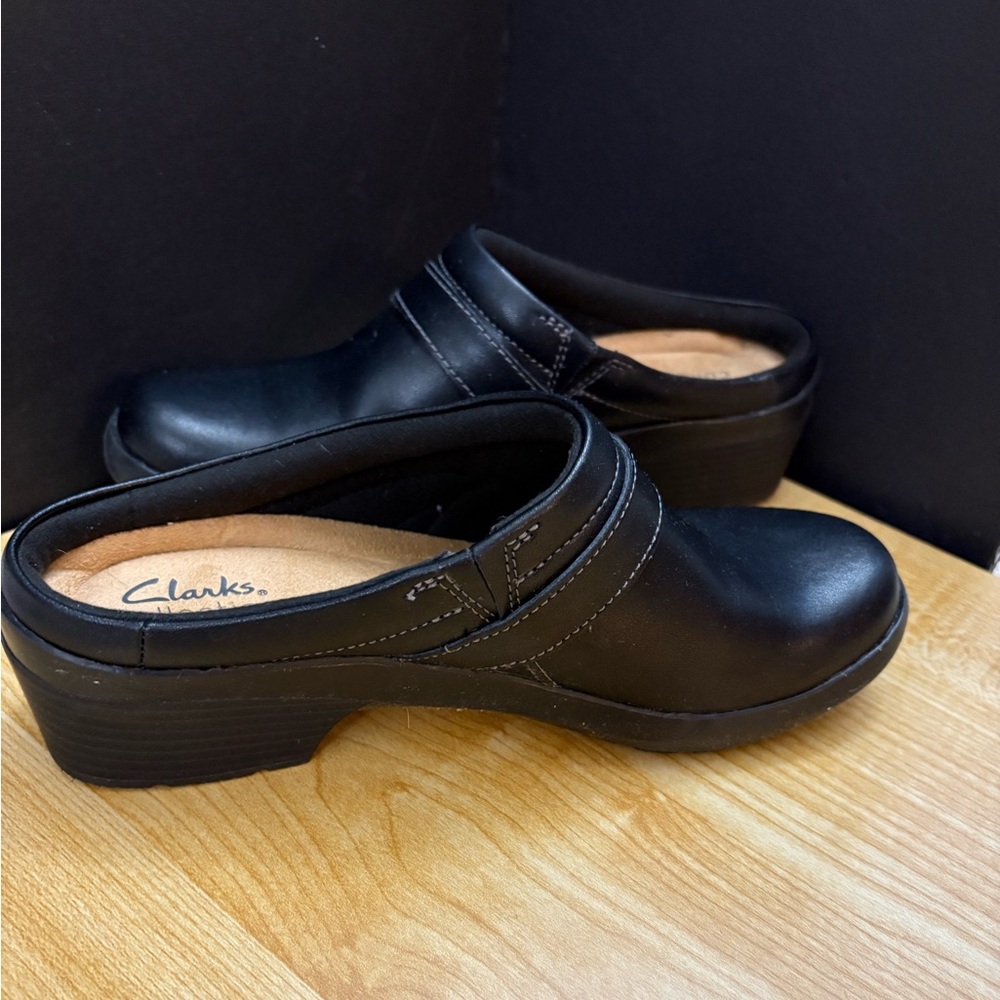 Clarks Women's Black Leather Mules  6 - 7 is narrow and smaller- 6.5 Angie Mist